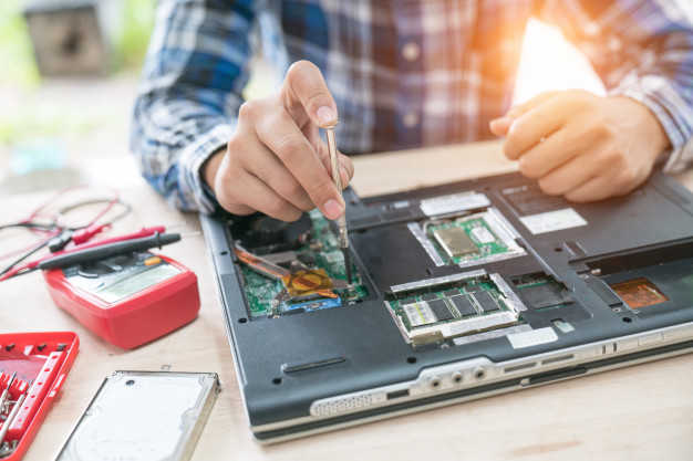 concepto-reparacion-computadoras-vista-primer-plano-hardware_35048-662