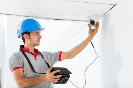dar-mantenimiento-camara-seguridad_450x300